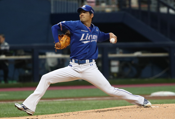 Samsung Lions starter Baek Jung-hyun pitches against the Kiwoom Heroes in a game at Gocheok Sky Dome in western Seoul on Tuesday. Baek came within five outs of pitching the first perfect game in KBO history, allowing his first runner on base with one out in the eighth inning. Wilmer Font, formerly of the SSG Landers, pitched nine perfect innings against the NC Dinos in April last year, but the game went to extra innings so the perfect game record remains unclaimed.  [NEWS1]