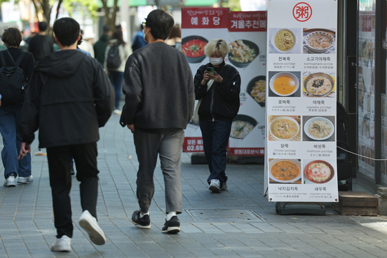 A price list outside a restaurant in Myeongdong, central Seoul, on Wednesday. The average prices of popular dishes sharply increased in Seoul by as much as 16.3 percent compared to last year, according to Chamgagyeok, the food information portal of the Korea Consumer Agency. [YONHAP]