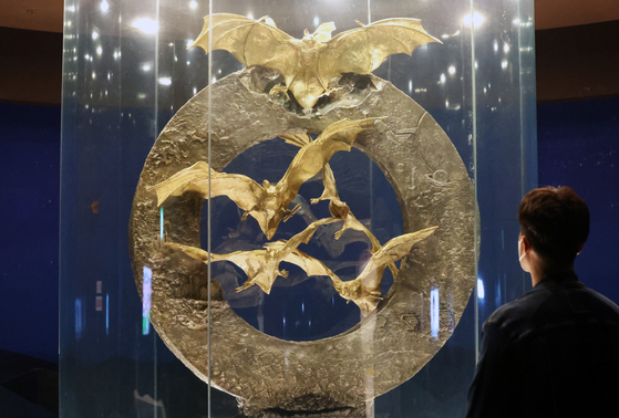 A golden bat statue made of 162 kilograms of 24 carat gold is on display at the Hwanggeum Bat Ecological Exhibition Hall in South Jeolla on Wednesday. The value of the statue exceeds 14 billion won ($10.5 million) due to the rising price of gold. [YONHAP]