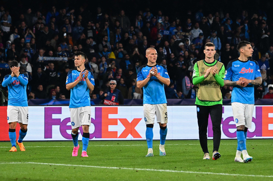 Napoli players applaud the crowd after drawing 1-1 with Milan to lose 2-1 on aggregate in a UEFA Champions League quarterfinal match at the Diego-Maradona stadium in Naples on Tuesday.  [AFP/YONHAP]