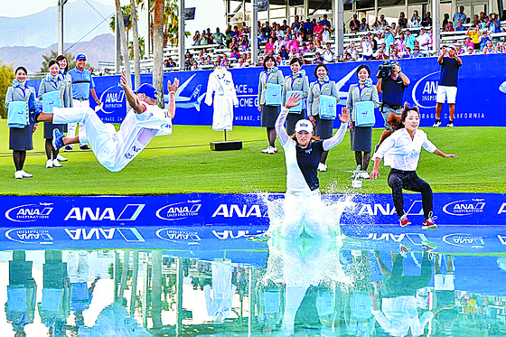Ko Jin-young, center, jumps into Poppie's Pond after winning the ANA Inspiration — now called the Chevron Championship — at the Mission Hills Country Club in Rancho Mirage, California on April 8, 2019. [LPGA] 