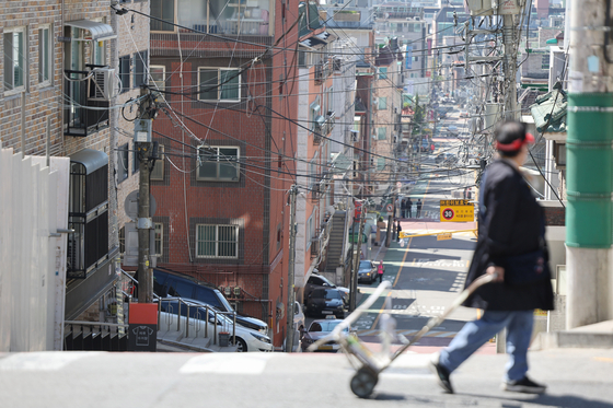 View of the low-rise apartments in Hwagok-dong at Gangseo District, Seoul, on Wednesday. Hwagok-dong along with Michuhol District in Incheon were mostly the target of jeonse fraud scammers. [YONHAP]