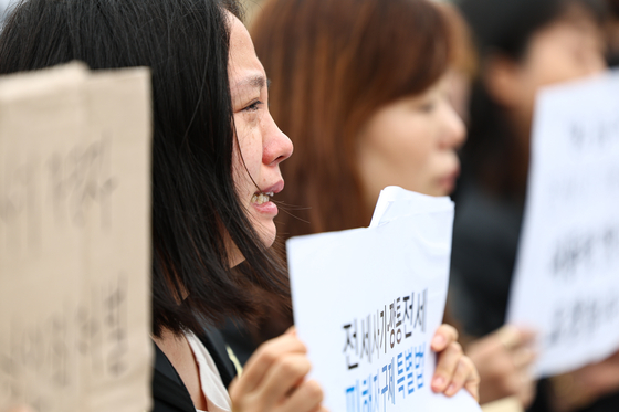 Victims of the rental fraud demand a meeting with President Yoon Suk Yeol while protesting in front of the presidential office in Yongsan. Seoul, on Thursday. [YONHAP]