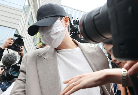 Shin Hye-sung of Shinhwa departs the Seoul Eastern District Court at Songpa District, southern Seoul, after a court ruling on Thursday. [YONHAP]