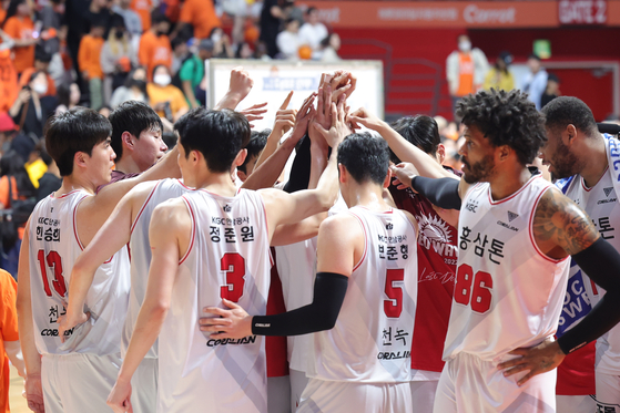 Anyang KGC players celebrate after beating the Goyang Carrot Jumpers 89-61 in the fourth leg of the 2022-23 KBL playoffs at Goyang Gymnasium in Goyang, Gyeonggi on Wednesday. [YONHAP]
