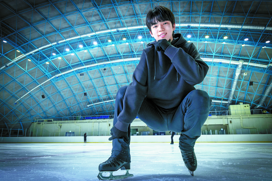 Cha Jun-hwan poses during an interview with the JoongAng Ilbo at the Korea National Training Center International Rink in Nowon District, northern Seoul on April 7. [JOONGANG ILBO]