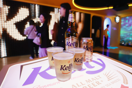 People visit Hite Jinro‘s tasting pop-up store ″Kelly Lounge,″ which opened in Gangnam District, southern Seoul, on Thursday. Kelly Lounges, off-limits to minors, also opened on Dongseong-ro in Daegu and Seomyeon in Busan. [YONHAP]