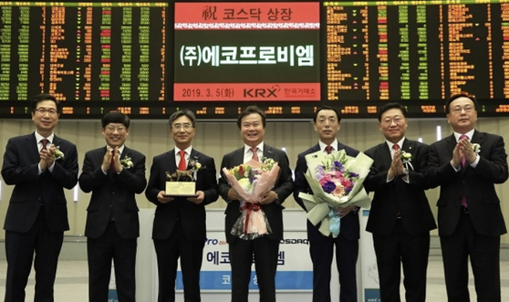 EcoPro BM officials celebrate the company's public listing in March 2019 at Korea Exchange headquarters in Yeouido, western Seoul. The cathode producer is now No. 1 on Kosdaq. [KOREA EXCHANGE] 