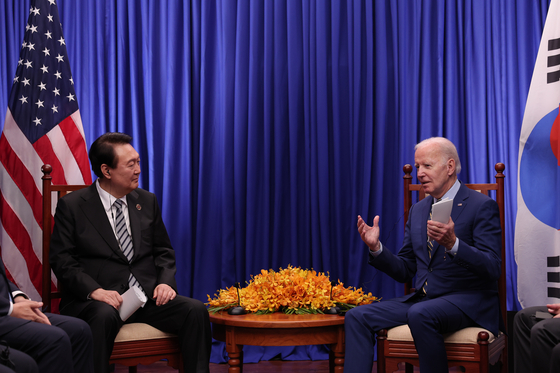 South Korean President Yoon Suk-yeol, left, talks with U.S. President Joe Biden during their summit at a hotel in Phnom Penh on Nov. 13, 2022. [YONHAP]