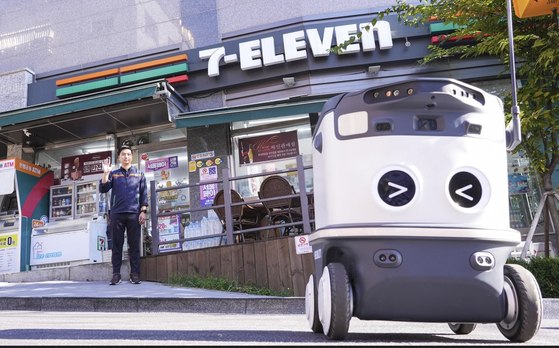 Robot software start-up Neubility's self-driving delivery robot departs a 7-Eleven convenience store in Bangbae-dong, southern Seoul, on September 2022. [7-ELEVEN]