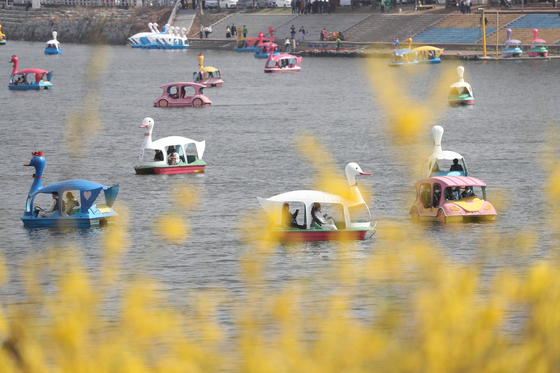 사람들은 금호강에서 오리배를 타고 밖에서 하루를 즐깁니다. [YONHAP]
