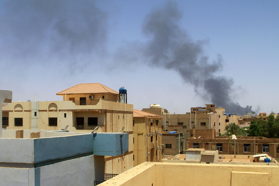 Smoke billows in Khartoum, Sudan on Thursday, as fighting between the country's army and rival paramilitary forces continues. [YONHAP VIA AFP]