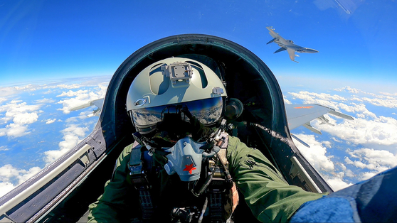 A Chinese fighter jet pilot from of the Eastern Theater Command of the Chinese People's Liberation Army takes part in combat readiness patrol and military exercises around the Taiwan Island on April 10. [EPA/XINHUA/YONHAP]