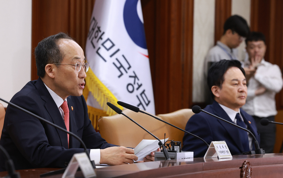 Finance Minister Choo Kyung-ho speaks during a meeting at Seoul Government Complex in central Seoul on April 21. [YONHAP]