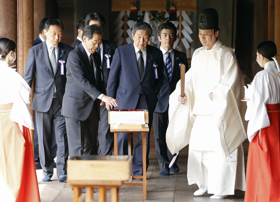 Japanese lawmakers, including Ichiro Aisawa of the Liberal Democratic Party, second from left, pay tribute to the Yasukuni Shrine in Tokyo on Friday on the occasion of a two-day spring festival. [YONHAP] 
