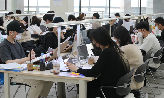 Chungnam National University students study for the midterms at the school library in Daejeon in April 2022. [NEWS1]
