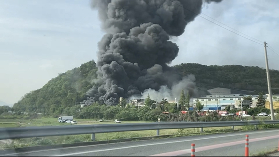Smoke rises from a fire at the Hankuk Carbon factory in Miryang, South Gyeongsang, on Friday morning. [GYEONGSANGNAM-DO FIRE DEPARTMENT]
