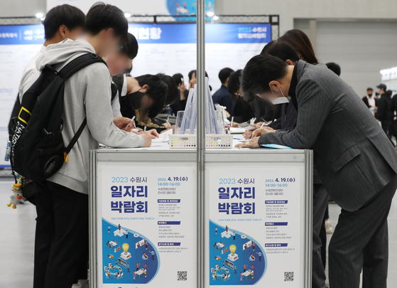 Participants at a job fair in Suwon, Gyeonggi, on April 29, fill out applications at a desk.[NEWS1]