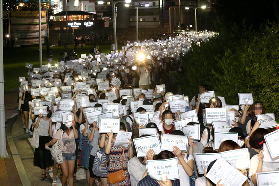 Thousands of students of Ewha Womans University stage a vigil on Aug. 10, 2016, to call for resignation of the university's president, Choi Kyung-hee, after the revelation that she colluded with Choi Soon-sil, close friend of then-President Park Geun-hye, to admit Choi's daughter to the university years ago despite the fact that she didn't meet the minimum requirements. [CHOI JEONG-DONG] 