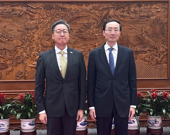 Korean Ambassador to China Chung Jae-ho, left, meets with Chinese Vice Minister of Foreign Affairs Sun Weidong at the Foreign Ministry in Beijing on Feb. 14. [MINISTRY OF FOREIGN AFFAIRS OF CHINA] 