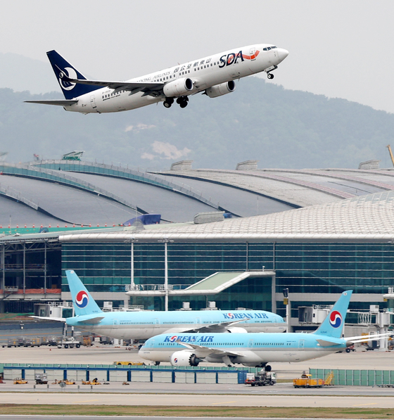 An airplane takes off at Incheon International Airport on Monday. The number of passengers that took international flights operated by Korean air carriers increased sixteen-fold in the first quarter from a year earlier to 9.87 million, driven by a surge in demand amid border reopenings, government data showed. [YONHAP]
