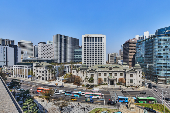 A renewed Bank of Korea headquarters, center, in central Seoul on Monday. [BANK OF KOREA]