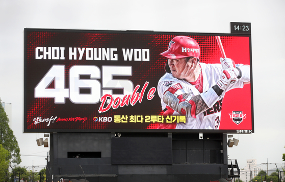 An image of Kia Tigers outfielder Choi Hyoung-woo is shown on the scoreboard at Gwangju Kia Champions Field in Gwangju on Sunday. Choi hit the 465th double of his career during the game against the Samsung Lions, setting a new KBO record.  [YONHAP]