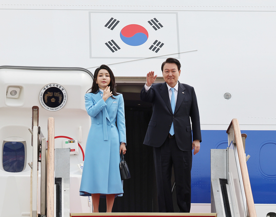 President Yoon Suk Yeol and first lady Kim Keon-hee bid farewell as they are about to depart on the presidential jet at Seoul Air Base in Gyeonggi, kicking off a weeklong state visit to the United States Monday. [YONHAP]