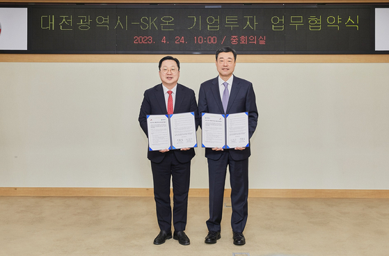 Daejeon Mayor Lee Jang-woo, left, and SK On CEO Jee Dong-sub, take a photo after signing an agreement Monday. [SK ON] 