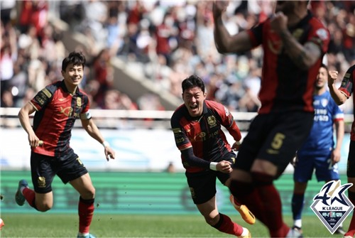 FC Seoul's Hwang Ui-jo, center, celebrates after scoring a goal during a K League game against the Suwon Samsung Bluewings at Seoul World Cup Stadium in Mapo District, western Seoul on Saturday. [YONHAP]