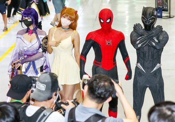 People dress up as cartoon and game characters at the 2022 Seoul Pop Culture Convention held at COEX in southern Seoul on Aug. 25, 2022. [YONHAP] 