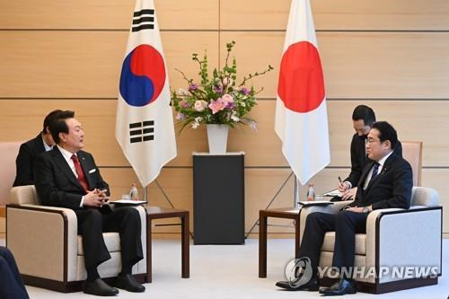Korean President Yoon Suk Yeol, left, and Japanese Prime Minister Fumio Kishida hold talks in Tokyo on March 16. [YONHAP]