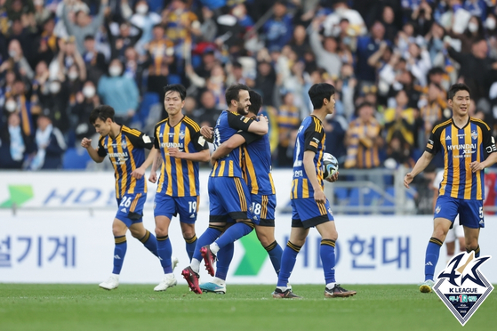 Ulsan Hyundai players celebrate after Valeri Qazaishvili's equalizer during a K League game against the Pohang Steelers at Ulsan Munsu Football Stadium in Ulsan on Saturday. [YONHAP] 