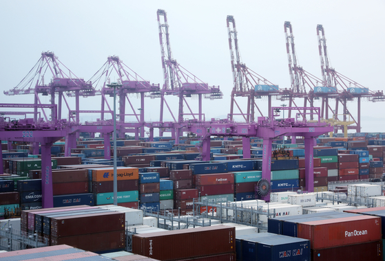 Containers stacked at the port of Incheon on April 17. [NEWS1]