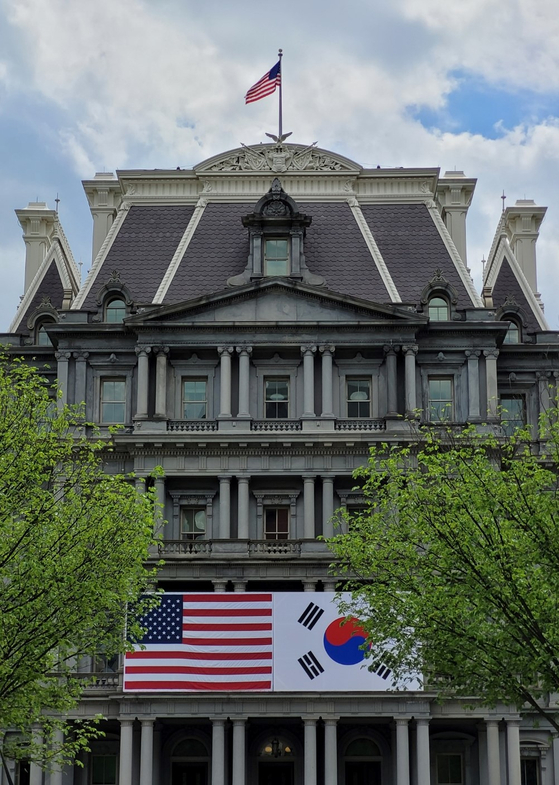 The Korean and U.S. national flags hang on the wall of the Eisenhower Executive Office Building in Washington in celebration of the state visit by Korean President Yoon Suk Yeol on Monday. Yoon is the first Korean president to have been invited as a state guest in 12 years and the second to be invited by President Joe Biden after the French President Emmanuel Macron. [YONHAP]