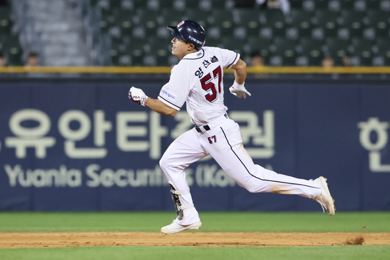 Doosan Bears outfielder Yang Chan-yeol runs the bases after hitting a two-run triple at the bottom of the seventh inning in a game against the KT Wiz at Jamsil Baseball Stadium in Seoul on Friday.  [YONHAP]