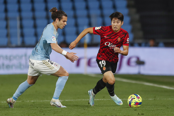 Mallorca´s Lee Kang-in, right, in action against Celta´s Goncalo Paciencia during a La Liga match in Vigo, Spain on April 17. [EPA/YONHAP]