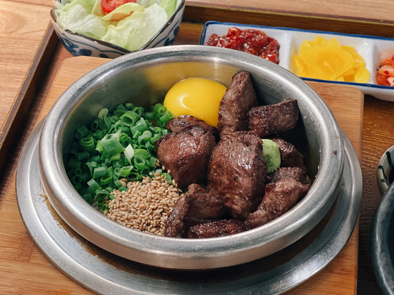 Steak sot bab, or rice served in a pot, sold at Damsot [LEE TAE-HEE]