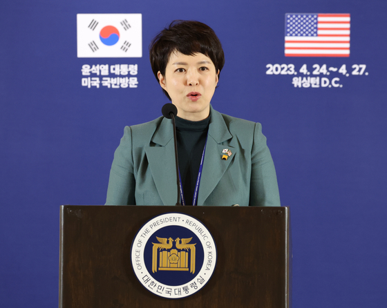 Senior presidential secretary for press affairs Kim Eun-hye briefs reporters in Washington on Monday. [YONHAP]