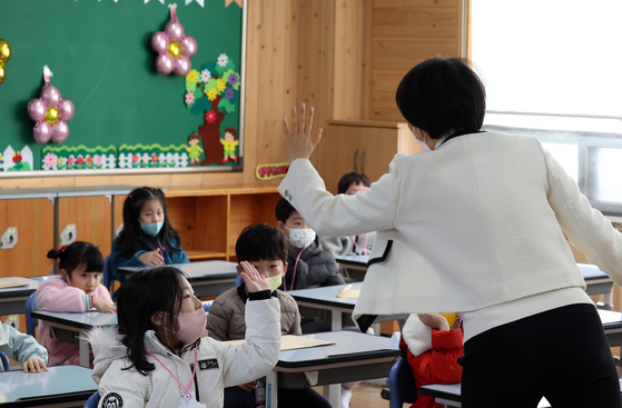 A first-grade classroom in Changwon, South Gyeongsang, on March 2 [YONHAP]