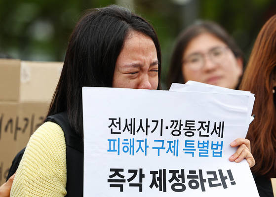A victim of a real estate scam breaks down in tears during a press conference last Thursday in Yongsan District, central Seoul, while pleading for a face-to-face meeting with President Yoon Suk Yeol to discuss possible relief measures. [YONHAP]