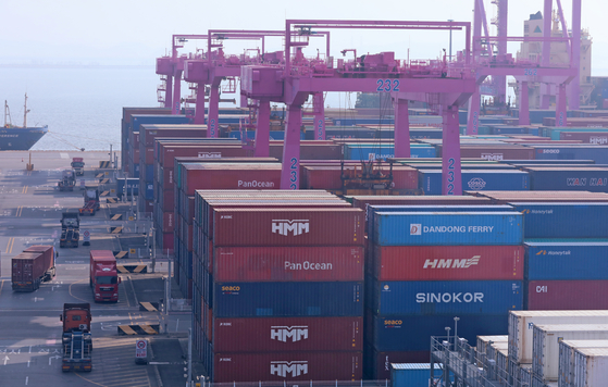 Containers at Incheon port on March 21 [NEWS1] 