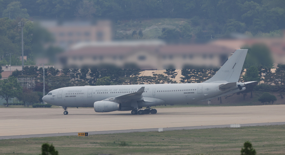 A KC-330 military tanker transport aircraft that took off from Jeddah, Saudi Arabia arrive at Seoul Air Base in Seongnam, Gyeonggi at around 3:57 p.m., carrying 28 Korean nationals who were evacuated from Sudan. [YONHAP] 