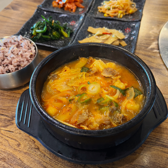Doenjang jjigae, or fermented soy bean soup, sold at Ssam and Jang [LEE TAE-HEE]