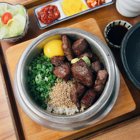 Steak sot bab, or rice served in a pot, sold at Damsot [LEE TAE-HEE]