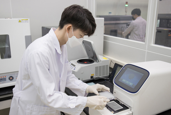 A Samsung Electronics researcher look at a sample in the company's Eco-Life Lab in Suwon, Gyeonggi. [SAMSUNG ELECTRONICS]