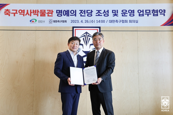 Shim Sang-wook, head of the Football History Museum development team, left, poses with Park Il-ki, a manager at the KFA, after signing a business agreement at KFA House in Jongno District, central Seoul on Wednesday. [KOREA FOOTBALL ASSOCIATION] 