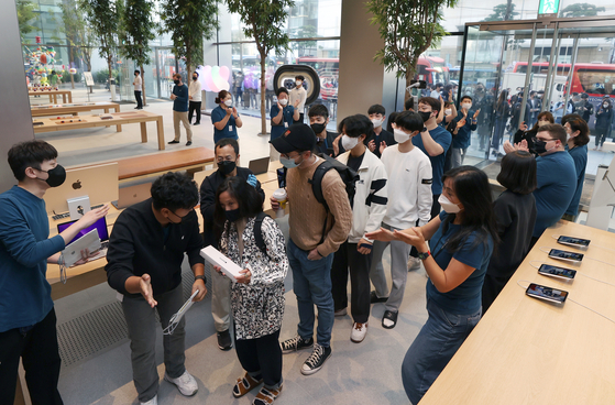 Customers stand in line at an Apple store in Myeong-dong, central Seoul on the first day of the sale of iPhone 14. [YONHAP]