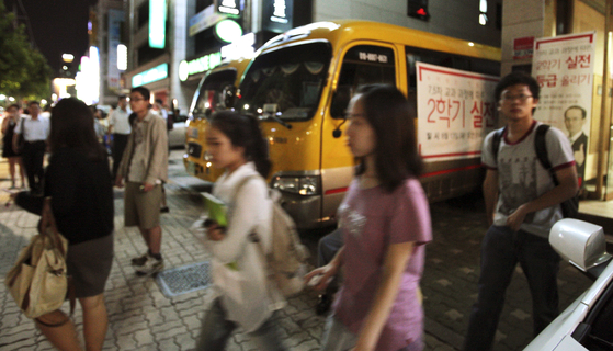 Students take buses to go home in Daechi-dong, an area known as the hub of Korea's private education, around 10 p.m. [JOONGANG PHOTO]