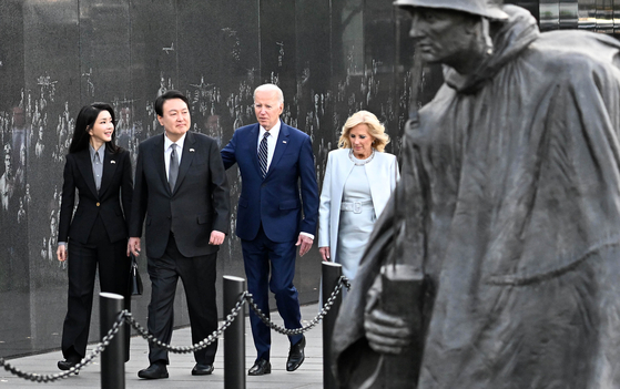 President Yoon Suk Yeol, center left, and U.S. President Joe Biden, center right, visit the Korean War Veterans Memorial in Washington on Tuesday, accompanied by first ladies Kim Keon-hee, left, and Jill Biden, right. [JOINT PRESS CORPS] 